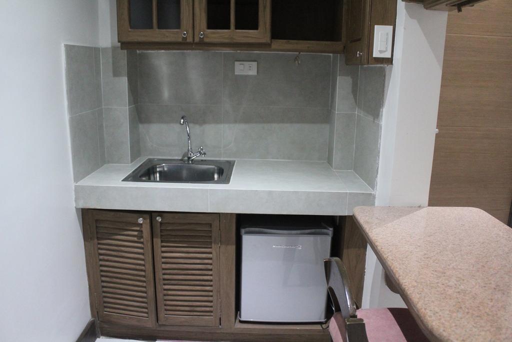 West Makati Hotel Makati City Bilik gambar