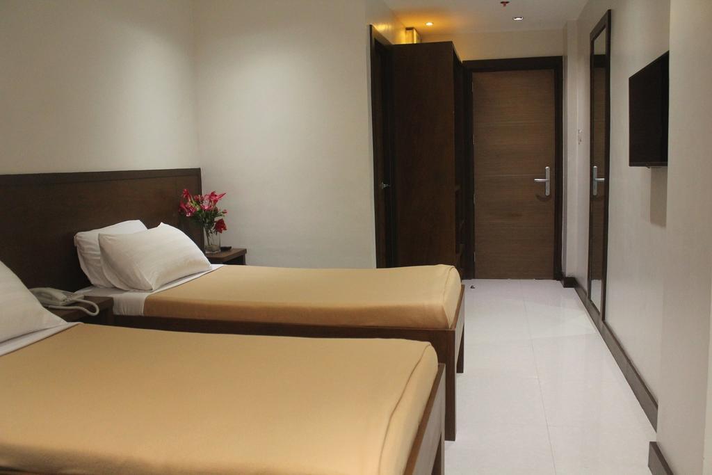 West Makati Hotel Makati City Bilik gambar
